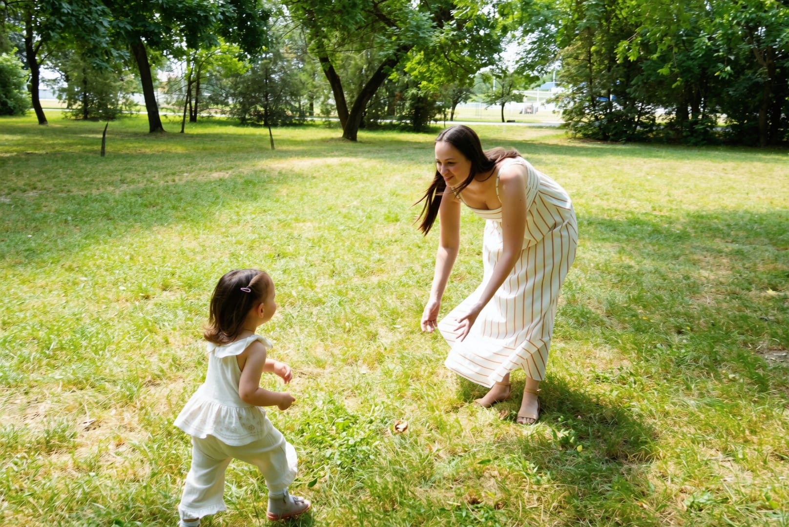 Mama und Tochter spielen auf der Wiese
