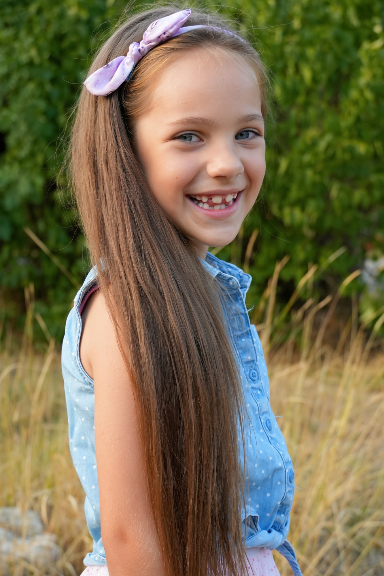Mädchen mit langen Haaren lächelt