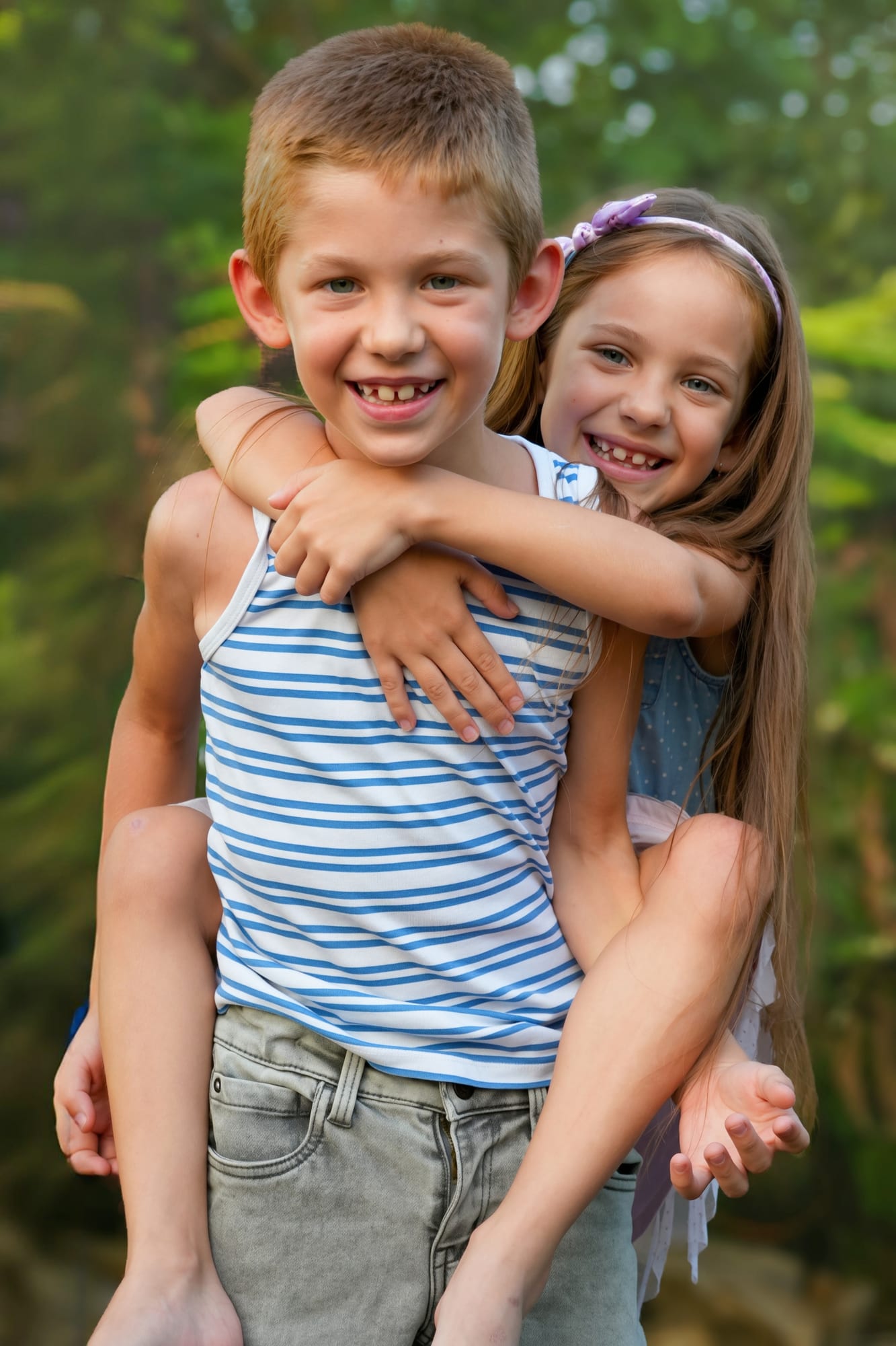 Bruder und Schwester umarmen sich