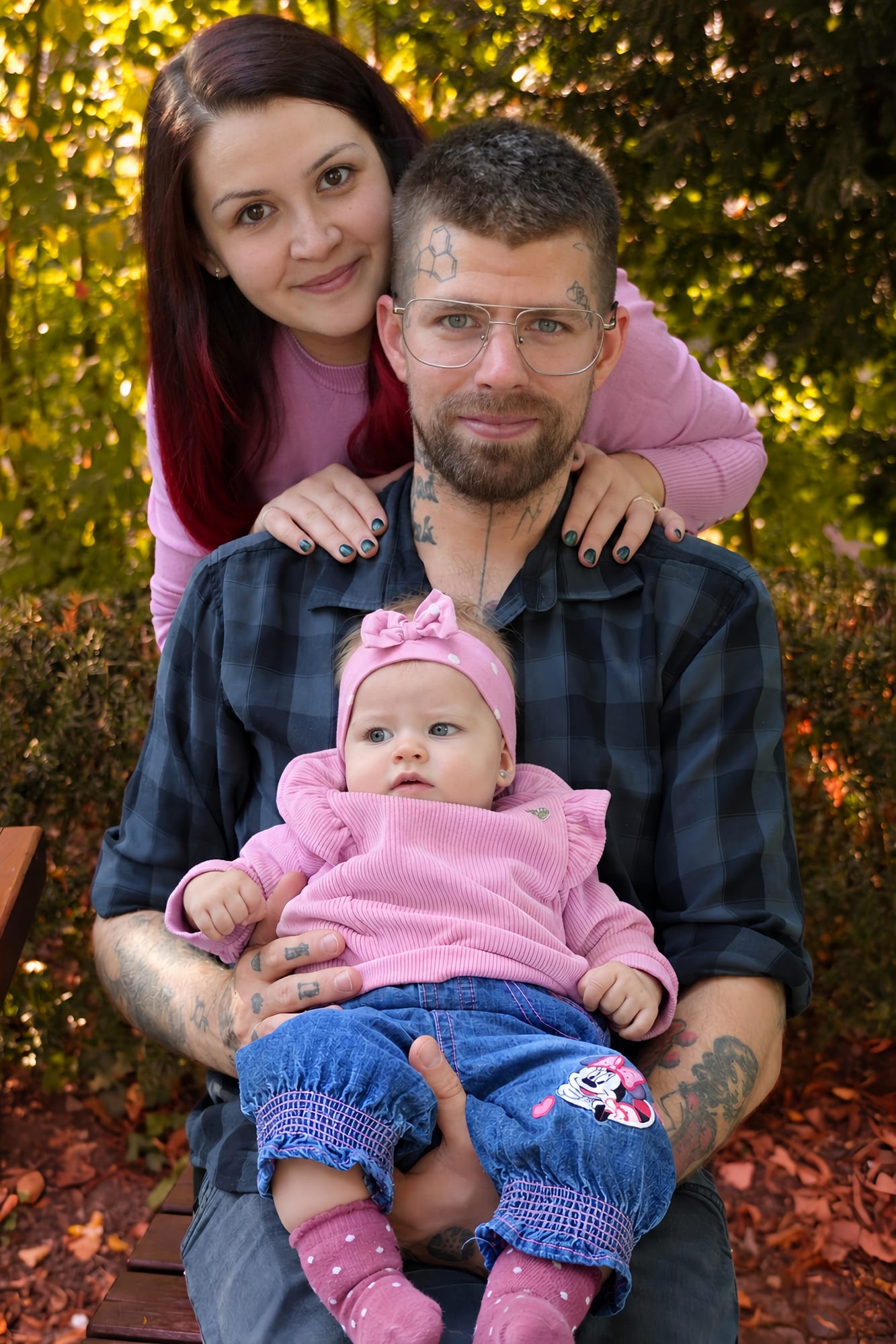 Eltern mit ihrem Baby im Herbstlicht