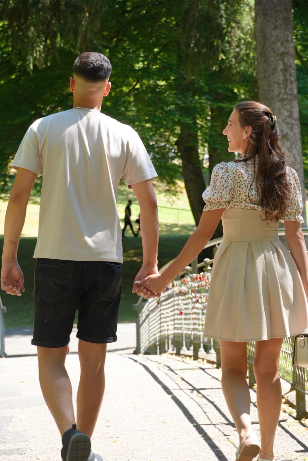 Paar spaziert Hand in Hand